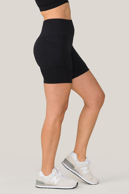 Alala women's seamless bike shorts with pockets in black